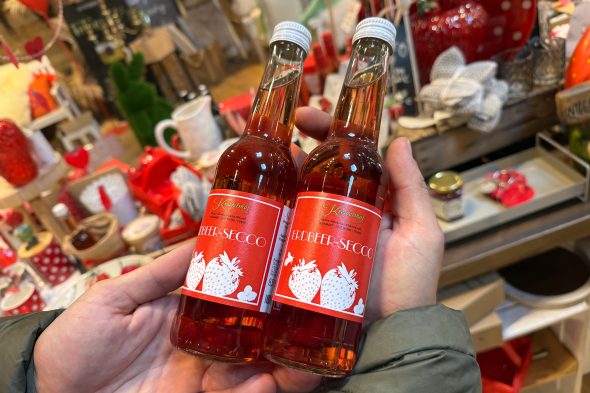 Erdbeeren in allen Formen im Hofladen des Krewelshofs