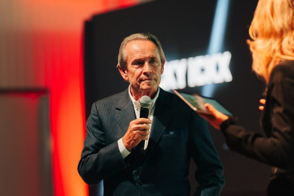 Rennsport-Legende Jacky Ickx bei der Vorstellung