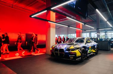 Showevent zur Eröffnung: auch die Autos werden in Szene gesetzt