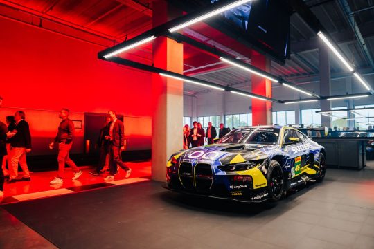 Showevent zur Eröffnung: auch die Autos werden in Szene gesetzt