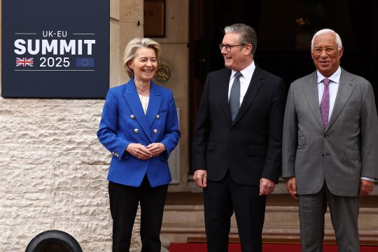 Der britische Premierminister Keir Starmer posiert mit der EU-Kommissionspräsidentin Ursula von der Leyen und dem Präsidenten des Europäischen Rates Antonio Costa vor dem Lancaster House in London
