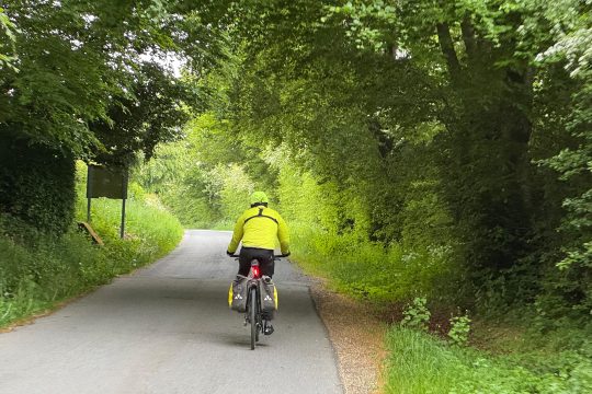 René Litt aus Elsenborn fährt mit dem Fahrrad in Richtung Bütgenbach