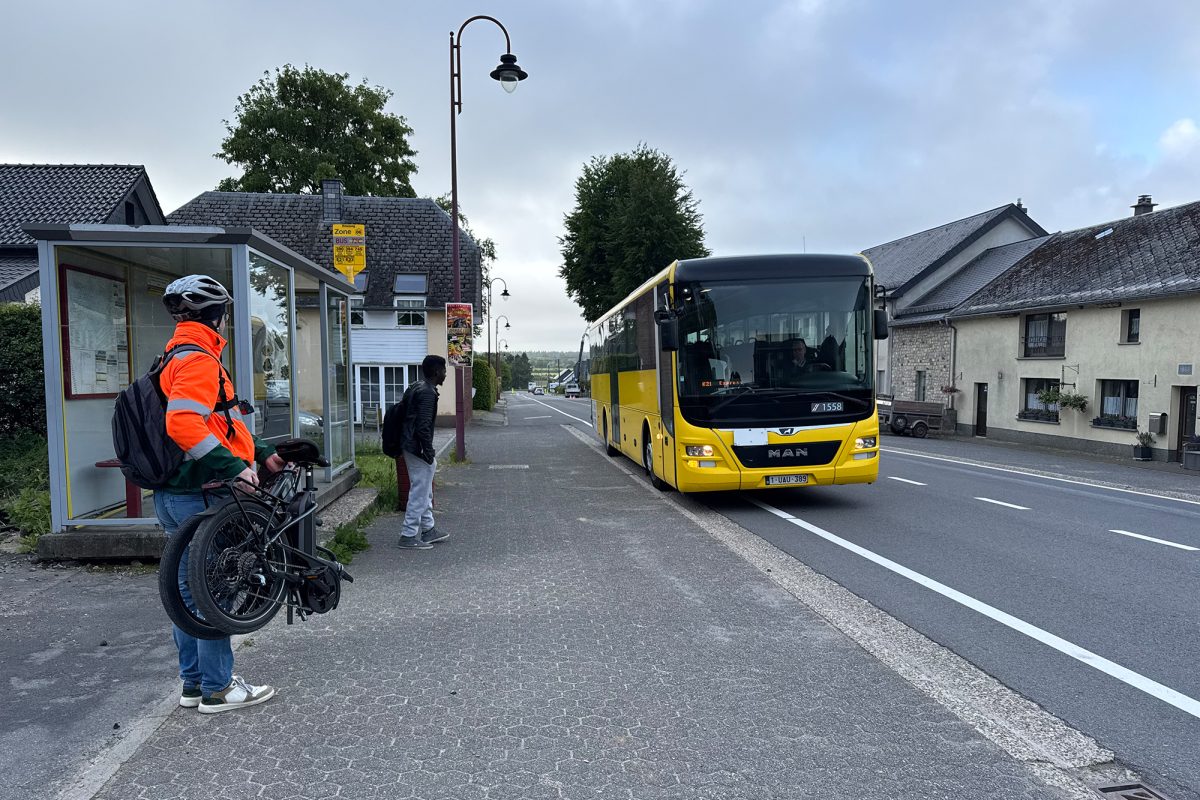 Stéphan Noel an der Bushaltestelle