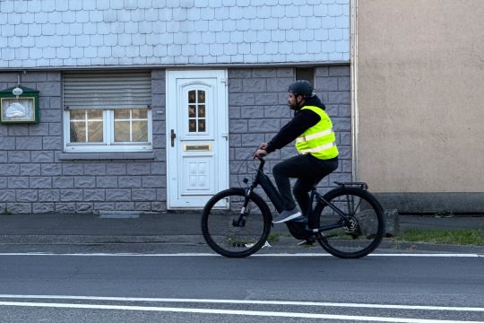 Constantin Fischenich fährt mit dem E-Bike von Eupen zur Arbeit nach Aachen
