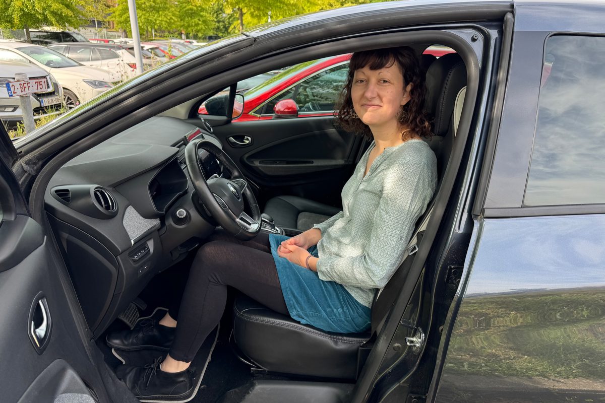 Sabine Graef im Carsharing-Auto der Stadt Eupen