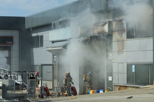 Feuerwehrleute löschen Brand Brand in einer Lagerhalle für Schwimmbadprodukte in dzr katalonischen Stadt Vilanova