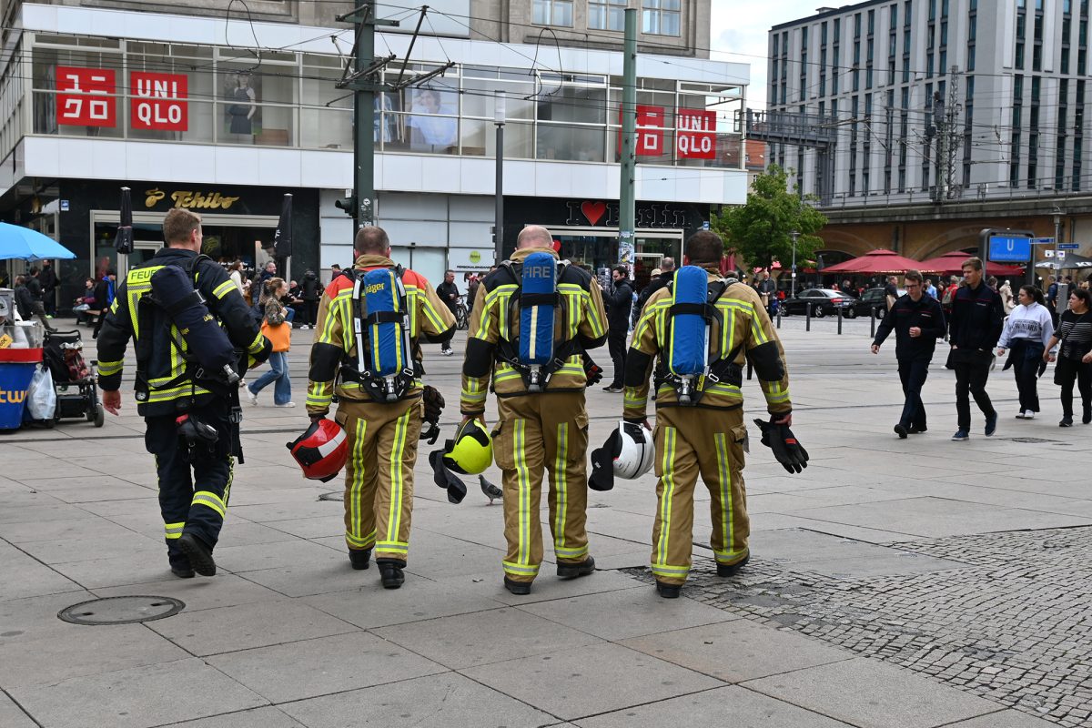 René Schoonbrood, Jörg Heinen, Daniel Klinges und Leif Daniels sind von hinten zu sehen, wie sie über einen Platz gehen