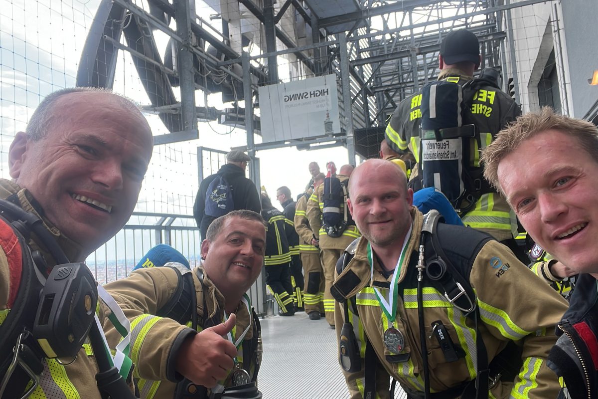 René Schoonbrood, Jörg Heinen, Daniel Klinges und Leif Daniels machen ein Selfie von sich mit ihren Medaillen um den Hals