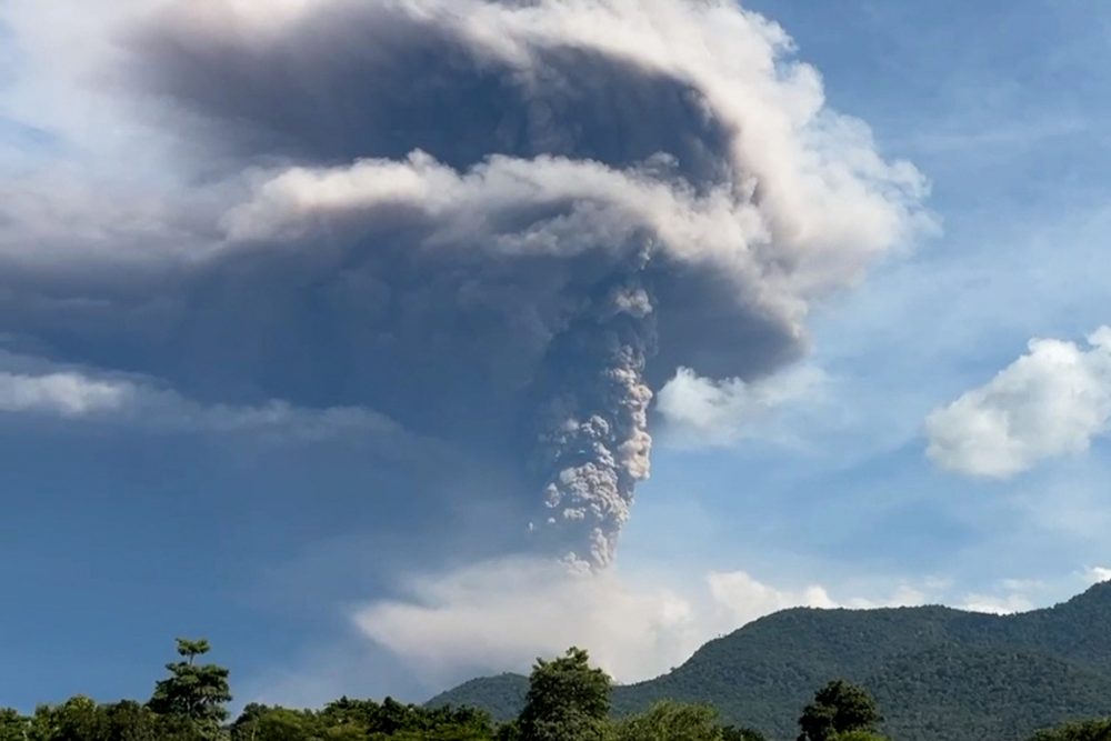 Der Vulkan Lewotobi Laki-Laki ist ausgebrochen und eine riesige Wolke von Vulkanasche steigt in die Höhe