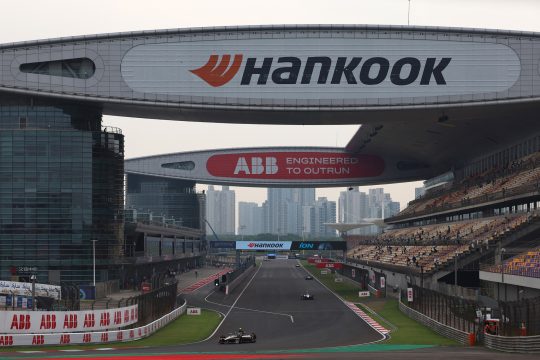 Rennwagen auf der Rennstrecke in Shanghai