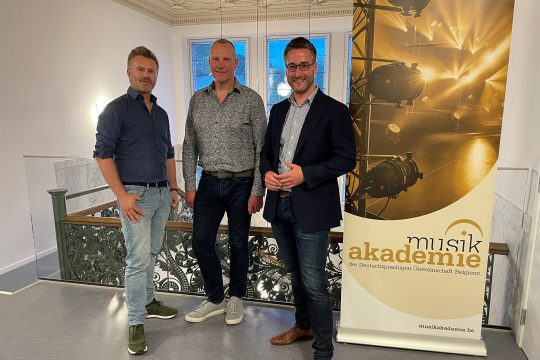 Der Vize-Vorsitzende Daniel Franzen, Direktor Luc Marly und der neue Vorsitzende Daniel Hilligsmann posieren für ein Gruppenbild