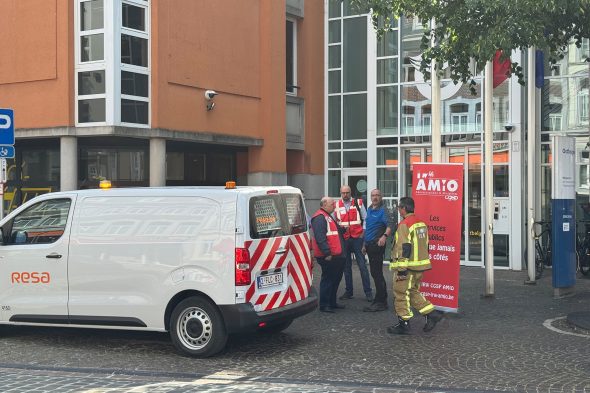 Mitarbeiter und Fahrzeug des Gas- und Stromnetzbetreibers Resa vor dem Ministerium