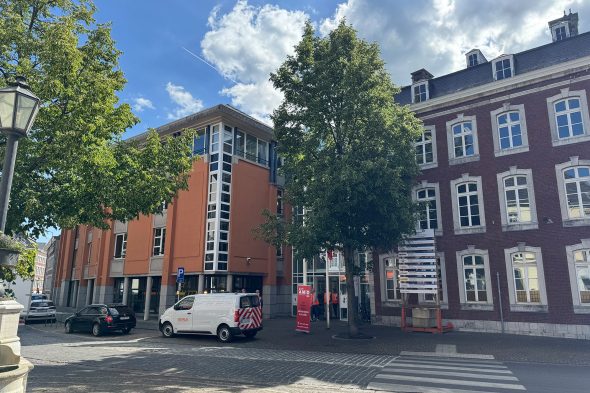 Mitarbeiter und Fahrzeug des Gas- und Stromnetzbetreibers Resa vor dem Ministerium