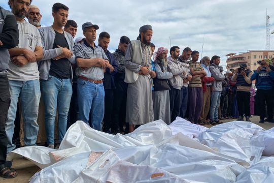 Mindestens 82 Menschen kamen nach palästinensischen Angaben bei den neuen Angriffen ums Leben