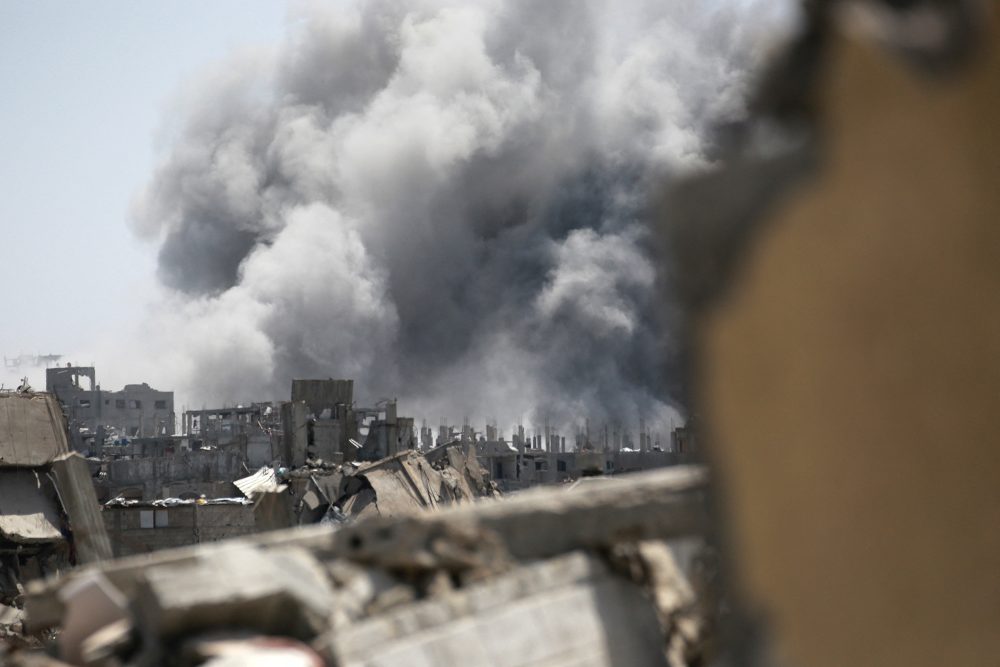 Eine riesige Rauchwolke steigt auf über zerstörten Gebäuden im Gazastreifen