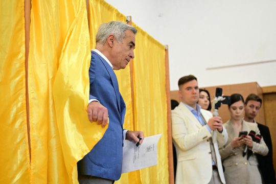 Calin Georgescu tritt mit dem Stimmzettel aus der Wahlkabine