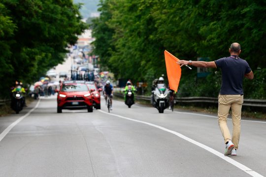 Mitarbeiter der Rennleitung unterbricht das Rennen mit roter Fahne nach Massensturz