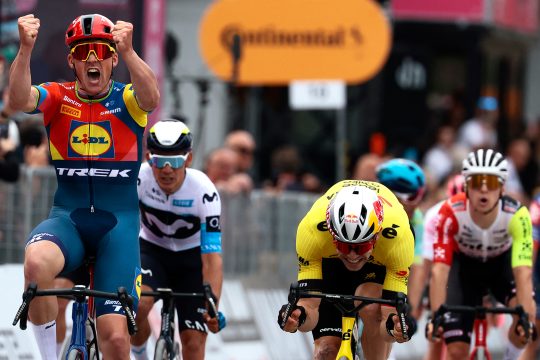 Mads Pedersen setzt sich im Schlussspurt knapp vor Wout van Aert durch