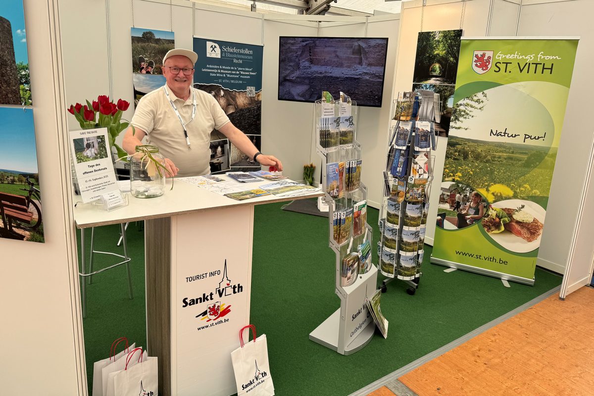 Ewald Collas am Stand der Stadt St. Vith bei der GLS 2025