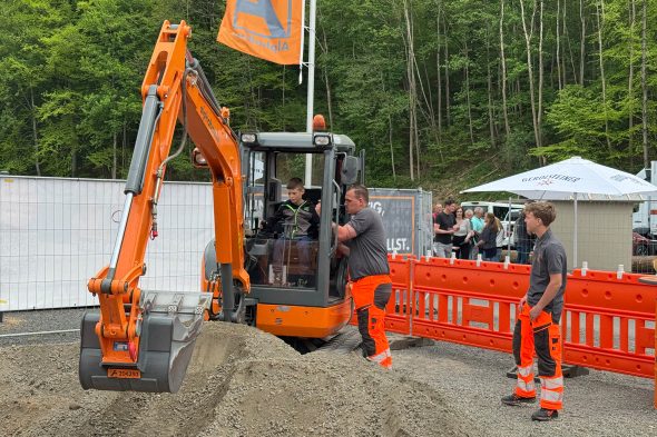 Kinder dürfen Baggern bei der GLS