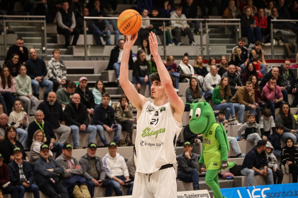 Guillaume Schoentgen im Trikot von Ehingen/Urspring beim Wurf