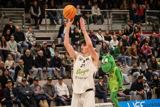 Guillaume Schoentgen im Trikot von Ehingen/Urspring beim Wurf