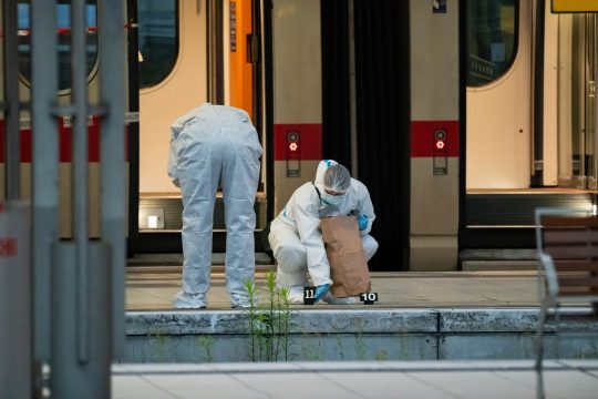 Forensiker am Hamburger Hauptbahnhof nach dem Messerangriff