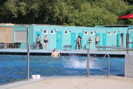 Schwimmer im Freibad Hangeweiher - Im Hintergrund die Umkleide-Container