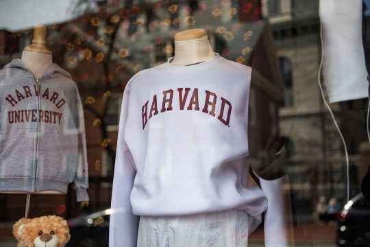 Harvard-Sweatshirts in einem Kleidergeschäft