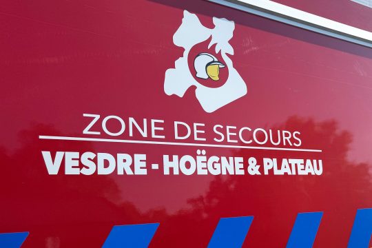 Logo der Hilfeleistungszone Vesdre - Hoëgne & Plateau auf einem Feuerwehrfahrzeug