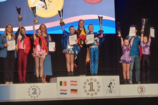 Freya Hoskens und Wessly Tychon auf dem Podium