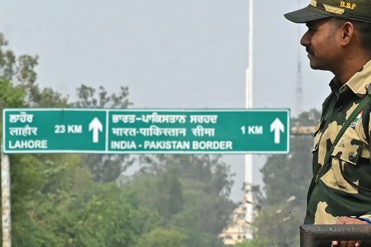 Ein indischer Grenzbeamter steht am indisch-pakistanischen Grenzübergang Attari-Wagah Wache