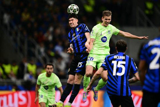 Mehrere Spieler beider Mannschaften kämpfen um den Ball