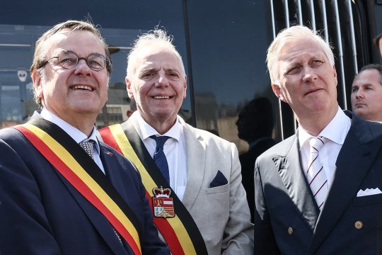 Hervé Jamar (Mitte) mit Lüttichs Bürgermeister Willy Demeyer (l) und König Philippe bei der Einweihung der Tram am 7. Mai