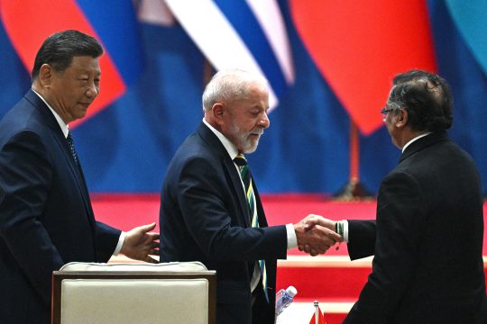 Chinas Präsident Xi Jinping, Brasiliens Präsident Luiz Inacio Lula da Silva und Kolumbiens Präsident Gustavo Petro beim China-CELAC-Forum in Peking
