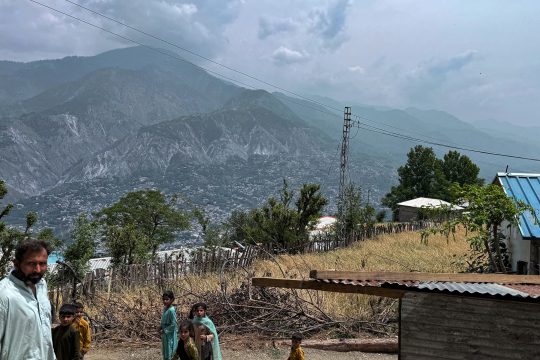 Bewohner eines Dorfs in der Nähe von Muzaffarabad, der Hauptstadt des von Pakistan verwalteten Kaschmir