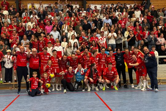 Spieler und Fans der KTSV Eupen freuen sich über den Klassenerhalt