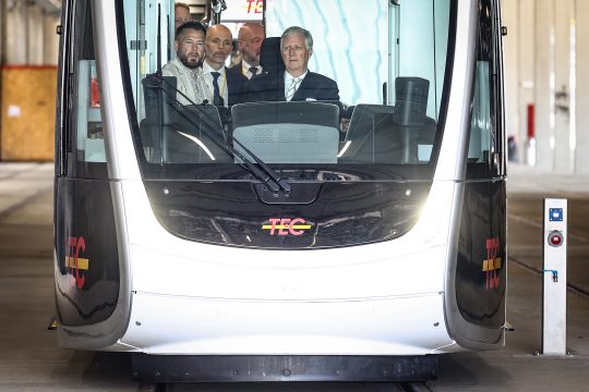 König Philippe sitzt am Steuer der Lütticher Tram