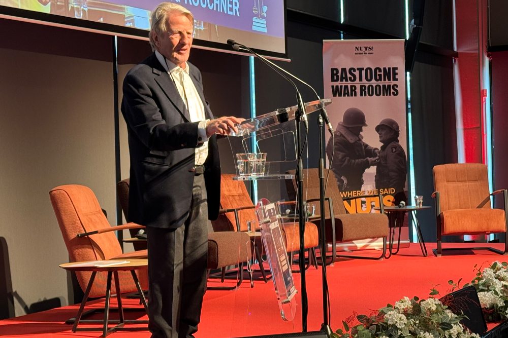 Bernard Kouchner auf dem Podium in Bastogne