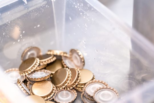 Kronkorken in einem Plastikbehälter