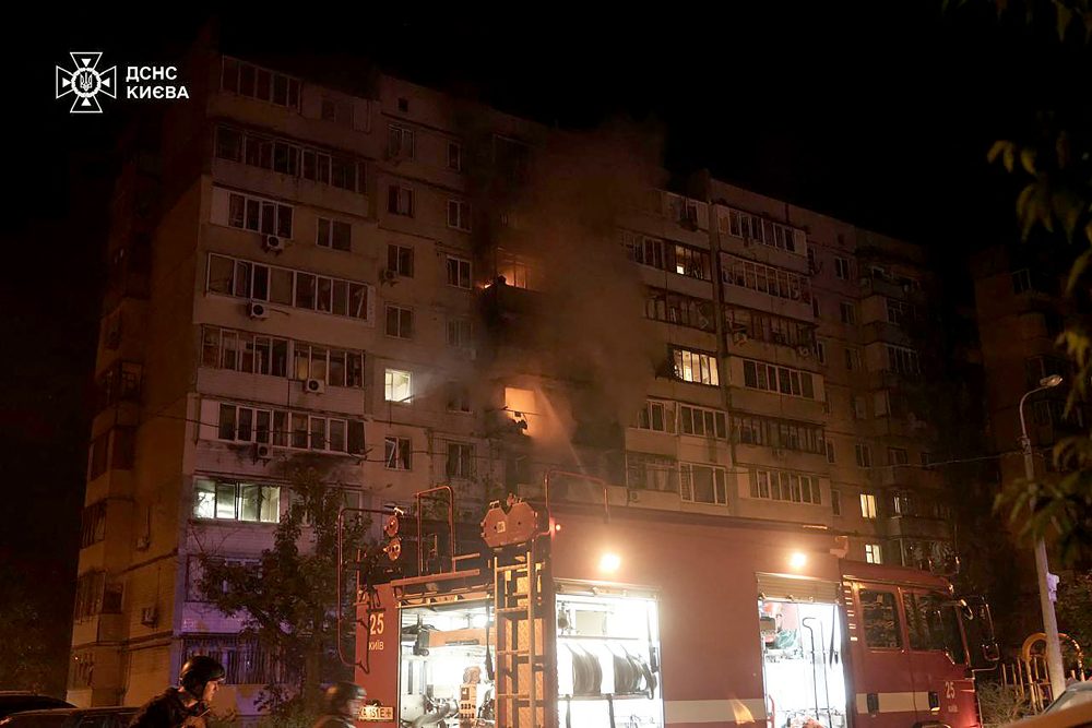 Feuer in einem Hochhaus in Kiew