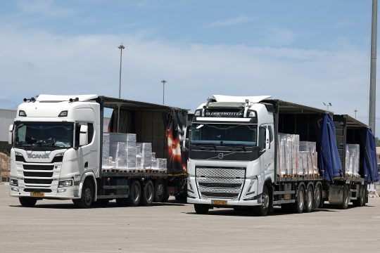 LKW mit Hilfsgütern für Gaza am Grenzübergang Kerem Shalom am Dienstag
