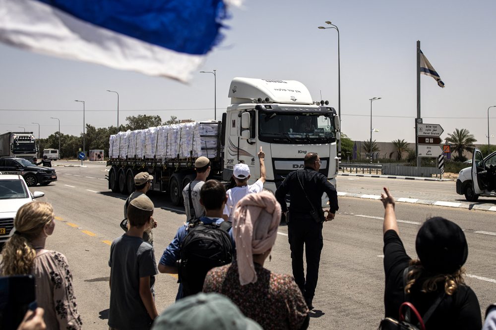 LKW mit Hilfsgütern am Grenzübergang Kerem Schalom
