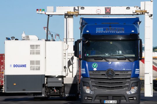 Ein Lkw wird durch einen Scanner des Zolls durchleuchtet
