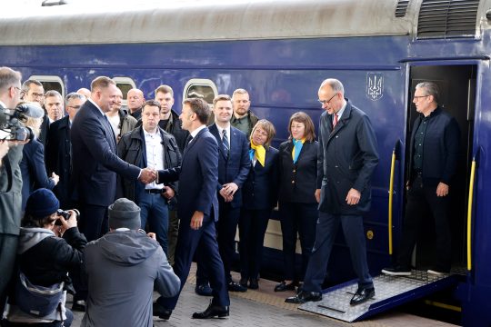 Emmanuel Macron, Friedrich Merz und Keir Starmer bei ihrer Ankunft in Kiew