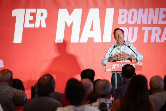 Paul Magnette spricht vor Anhängern in Fleurus