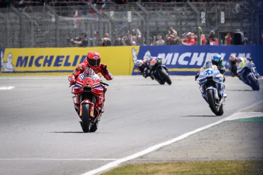 Marc Marquez überquert jubelnd die Ziellinie