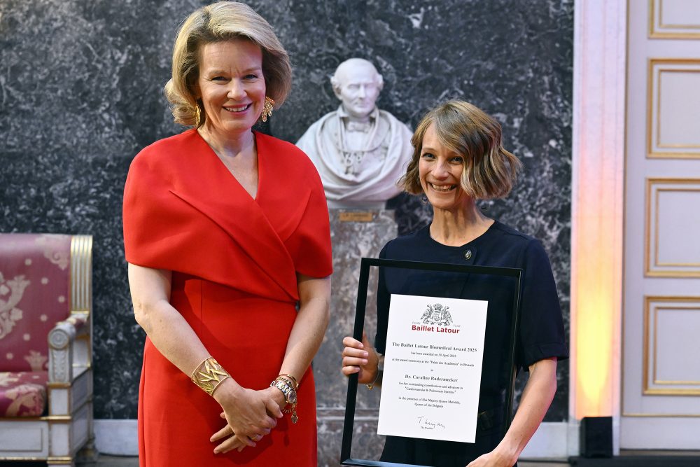 Königin Mathilde und Coraline Radermecker mit der Urkunde