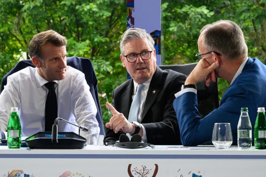 Der französische Präsident Emmanuel Macron, der britische Premierminister Keir Starmer und der deutsche Bundeskanzler Friedrich Merz sprechen miteinander