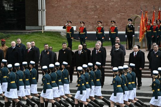 Russlands Präsident Putin nimmt die Militärparade in Moskau ab